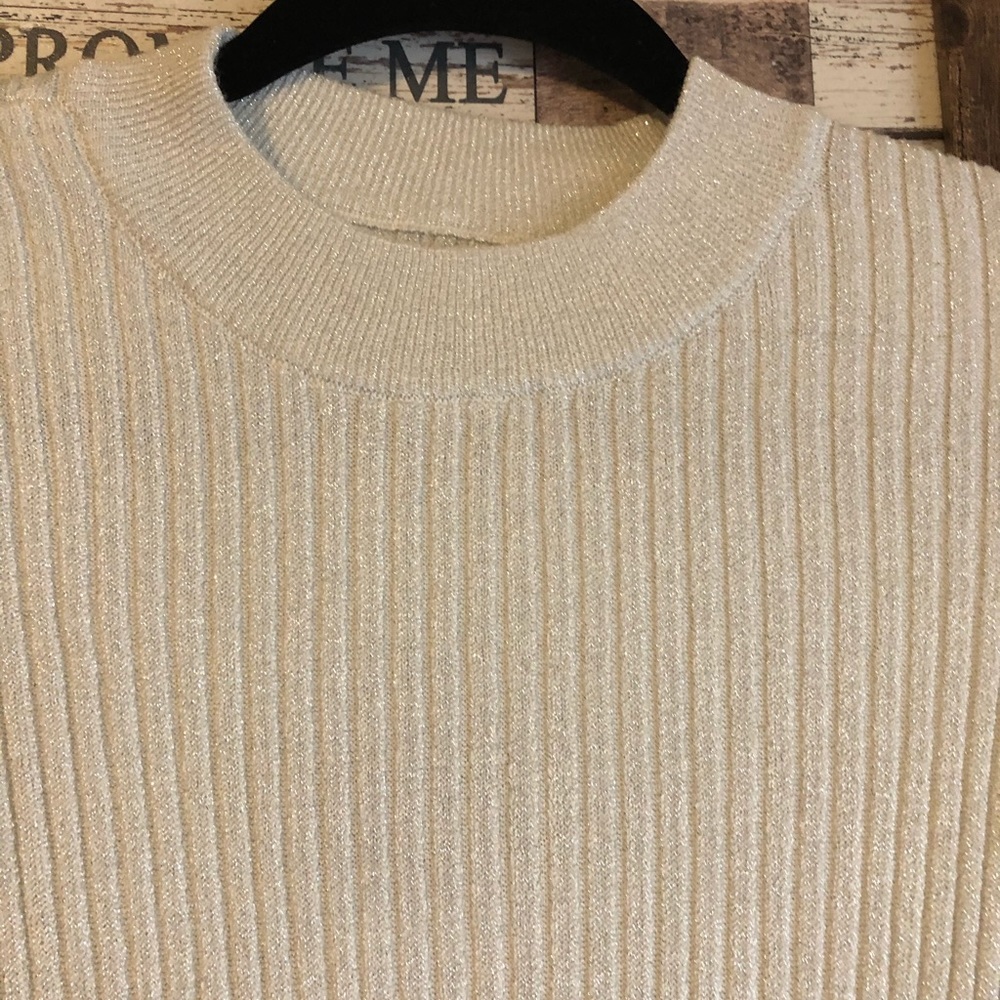 Woman’s Ribbed Top - Picture 2 of 6
